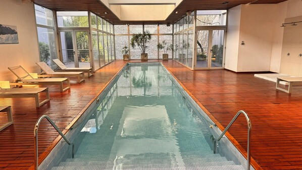 Indoor pool, sun loungers - Design Suites Buenos Aires (Buenos Aires)
