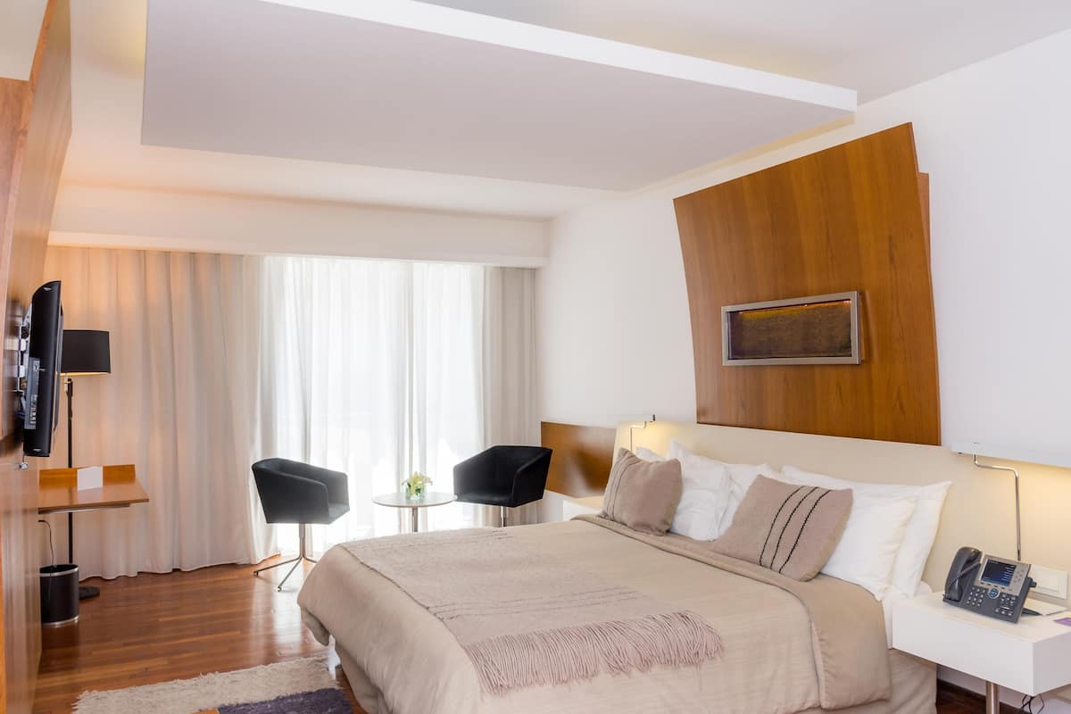 Ropa de cama de alta calidad, edredón, camas con pillow-top y minibar