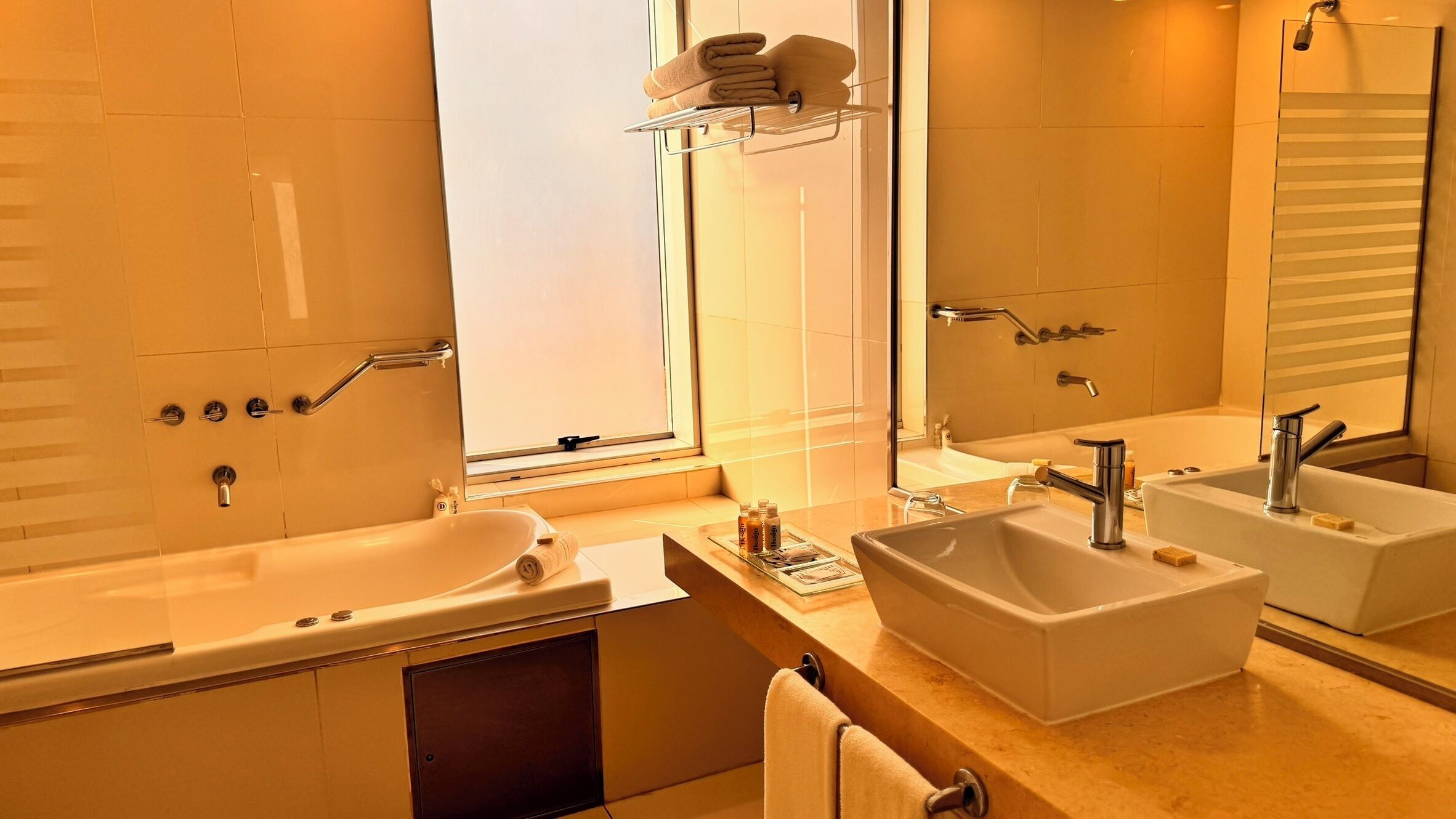 deluxe studio suite | bathroom | combined shower/bathtub, jetted bath, rainfall showerhead