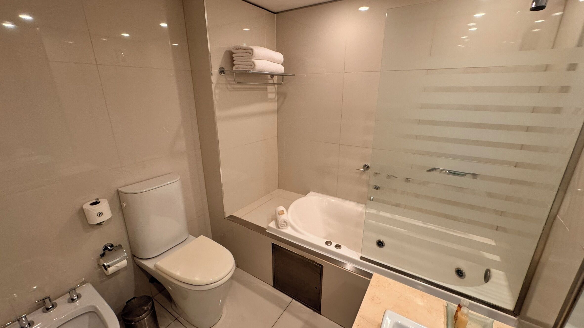classic room | bathroom | combined shower/bathtub, jetted bath, rainfall showerhead