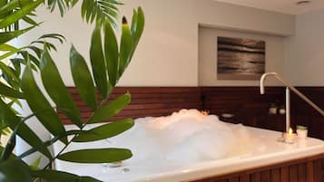 Salas de tratamientos para parejas, sauna, bañera de hidromasaje