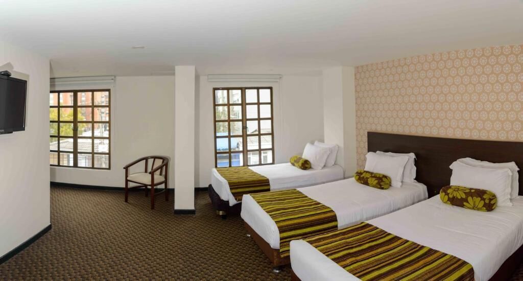 Untuvapeitot, minibaari, tallelokero huoneessa, työpöytä