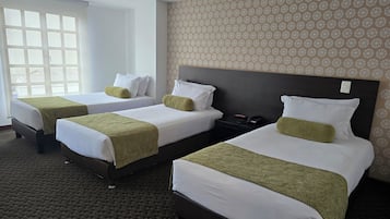 Business Triple Room | 1 bedroom, down duvets, minibar, in-room safe