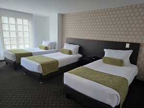 Kamar Triple Bisnis | 1 kamar tidur, selimut bulu angsa, minibar, dan brankas