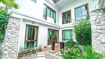 Villa, 5 Bedrooms | Individually decorated, individually furnished, desk, iron/ironing board