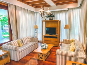 Villa, 5 habitaciones | Área de sala de estar | Televisión LCD