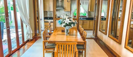 Villa, 5 slaapkamers | Dineren in de kamer