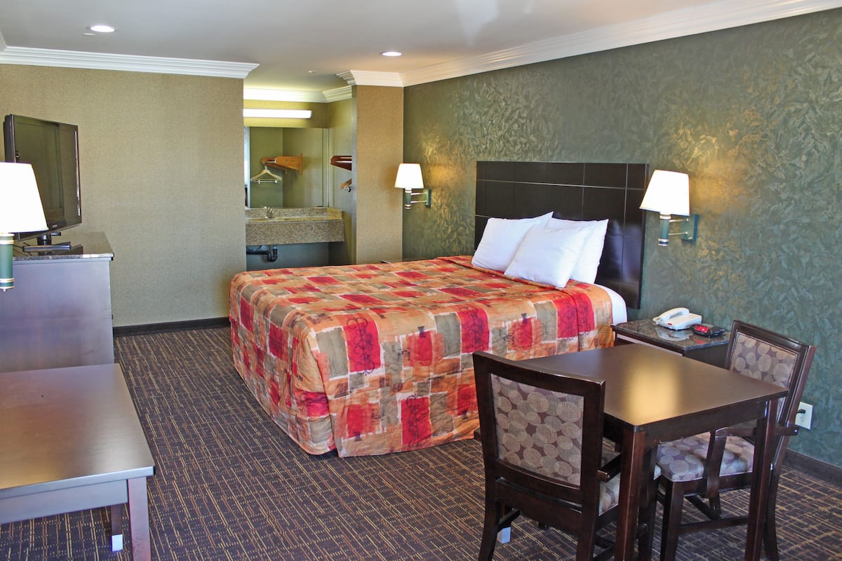 Room, 1 King Bed, Non Smoking | Down comforters, desk, soundproofing, free WiFi