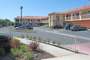 Property grounds - Crystal Inn Suites & Spas (Inglewood)