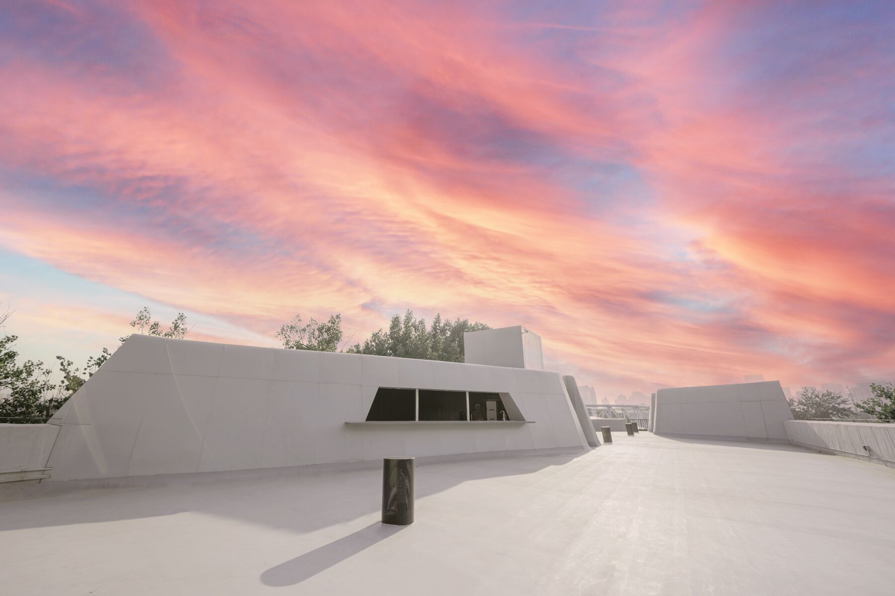 Terraço com design arquitetônico moderno, apresentando uma superfície plana e uma pequena janela.