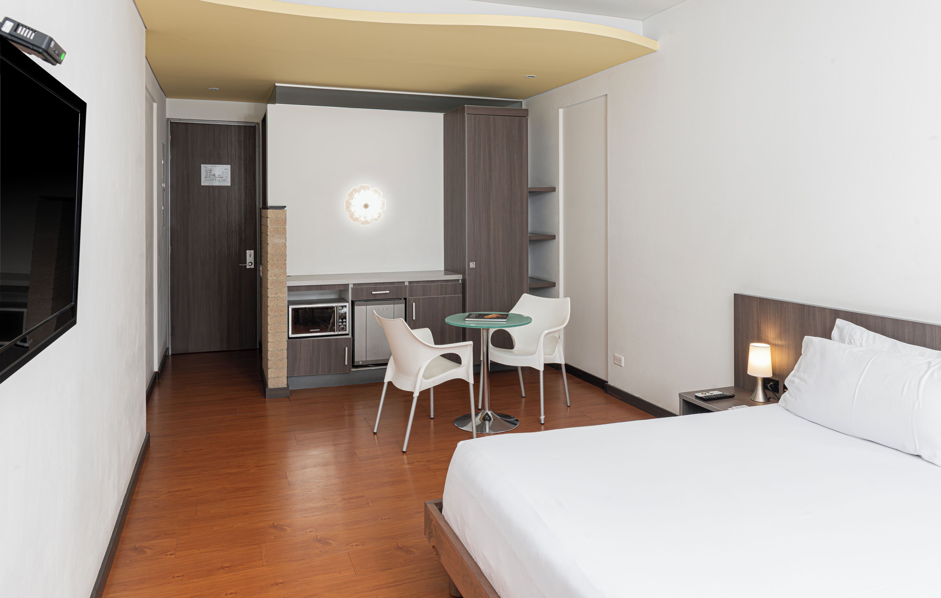 standard room, 1 king bed | 1 bedroom, premium bedding, pillow-top beds, in-room safe