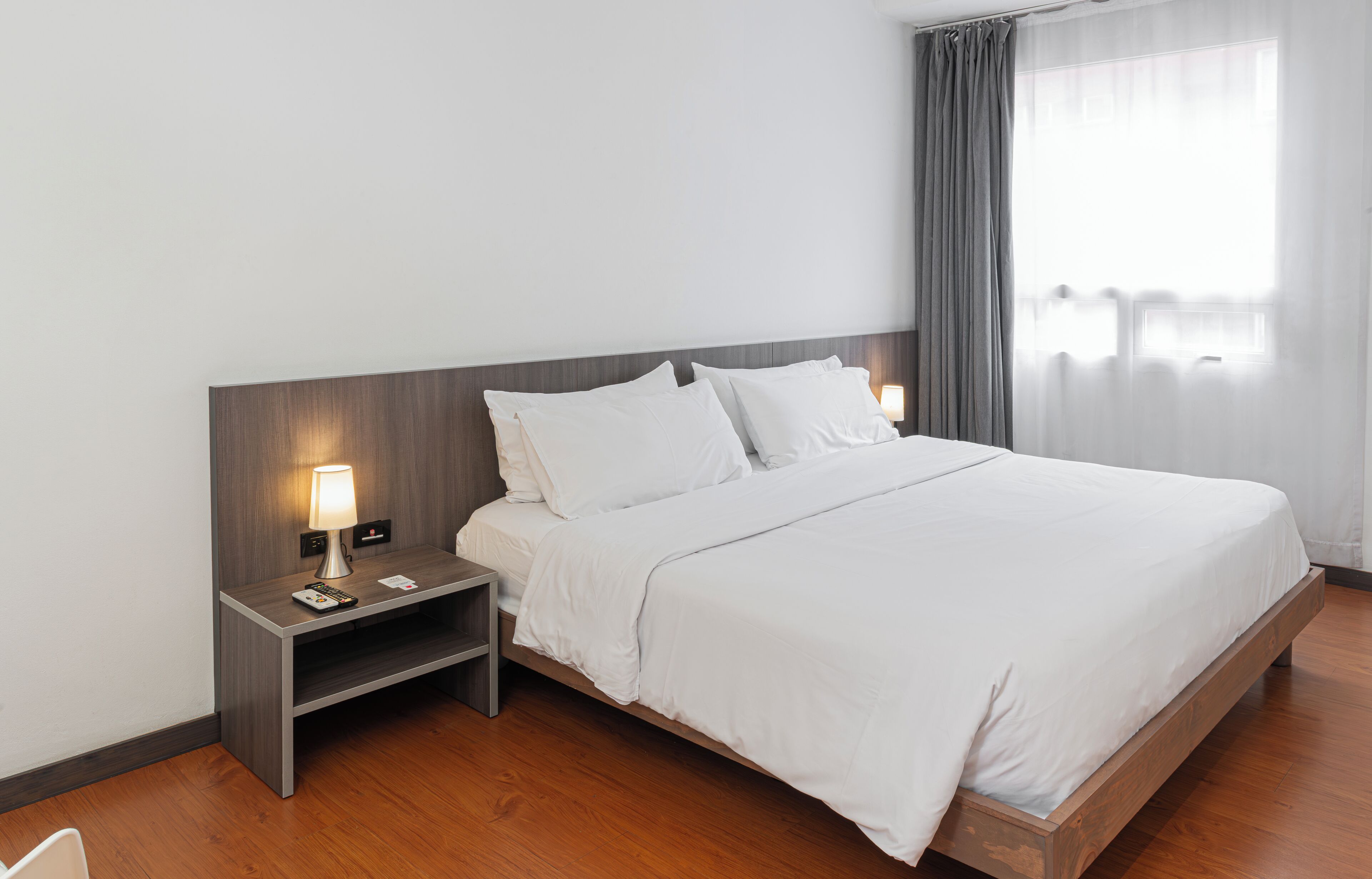 standard room, 1 king bed | 1 bedroom, premium bedding, pillow-top beds, in-room safe