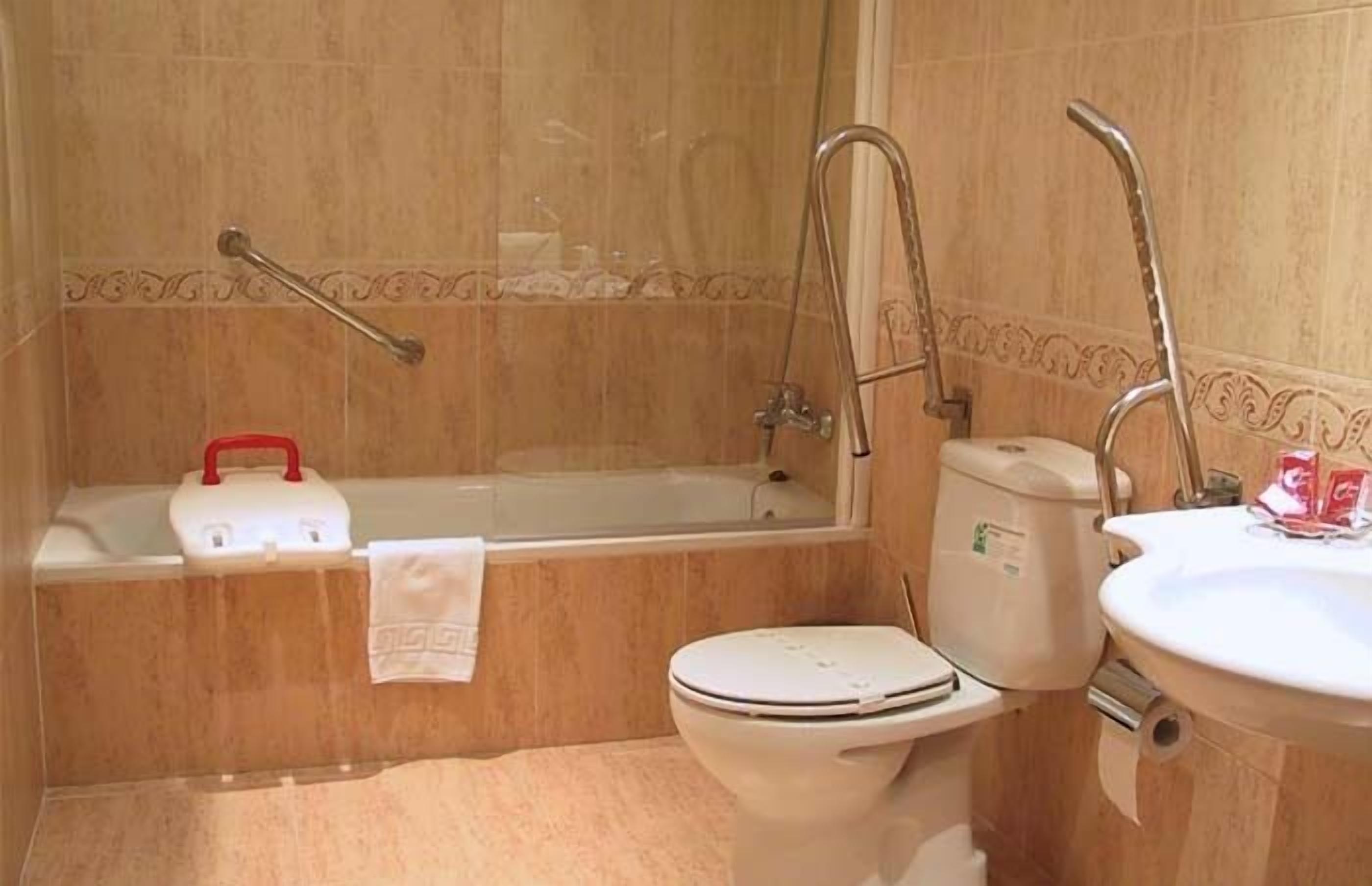 combined shower/bathtub, free toiletries, hair dryer, towels