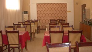 A conference room with tables and chairs, a chandelier, and a patterned wall. - Super 8 Hotel- Jinan Coach Station Branch (Jinan)