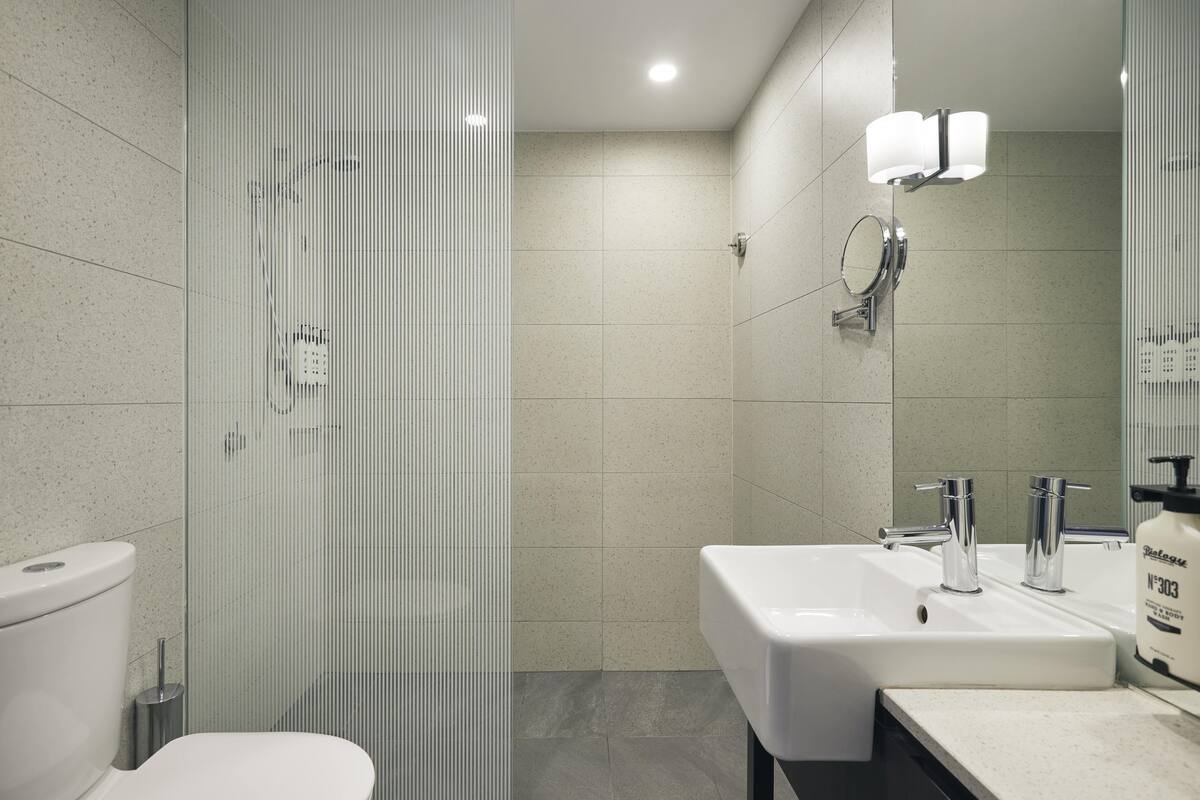 shower, rainfall showerhead, free toiletries, hair dryer