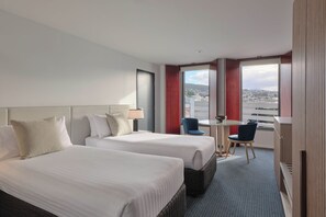 Chambre avec lits jumeaux | 1 chambre, literie de qualité, coffre-fort, décor unique