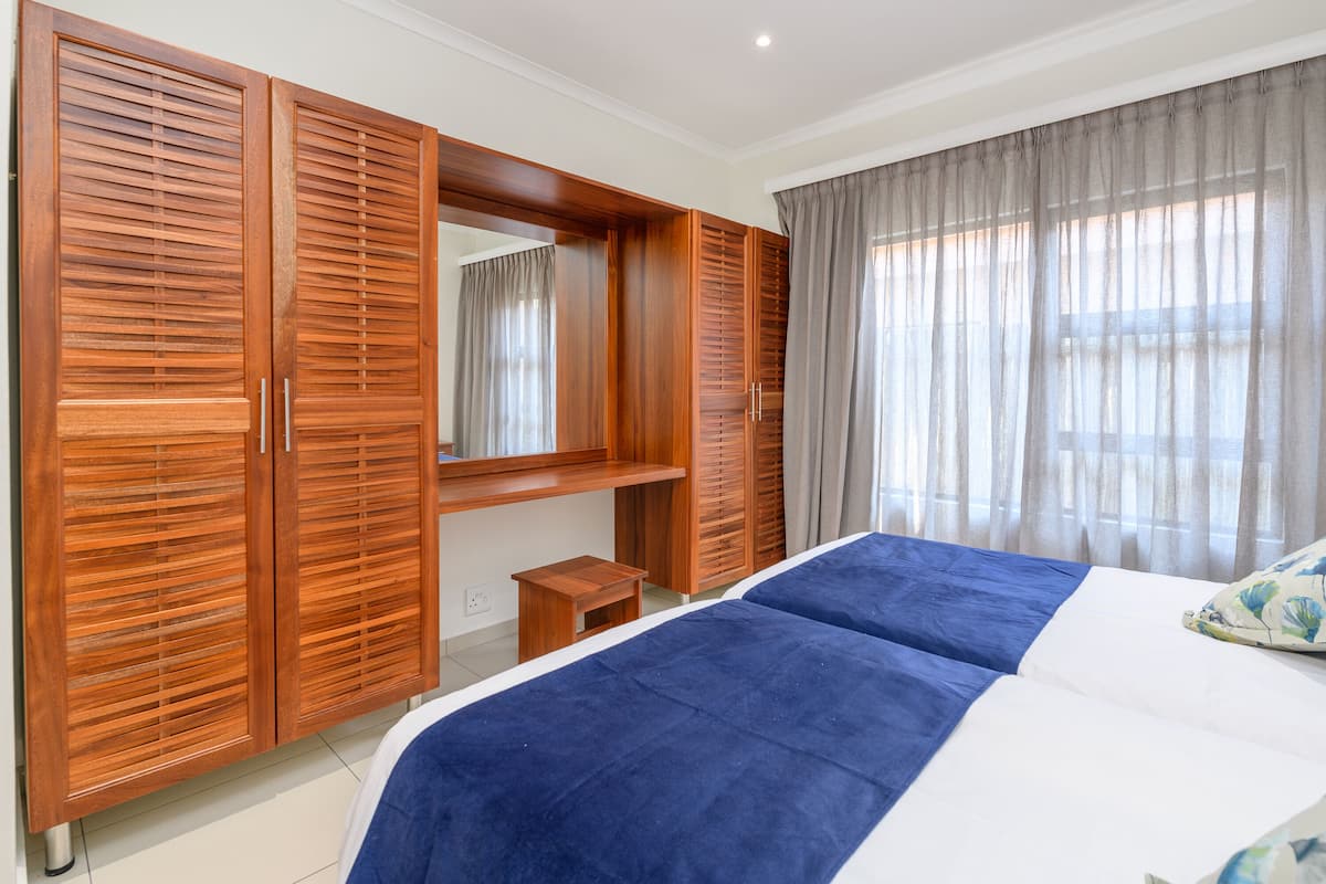 Four Bedroom Beach Front Villa with Splash Pool | 2 chambres, coffres-forts dans les chambres, lit parapluie