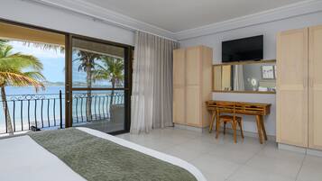 Three Bedroom Duplex Apartment with Patio | In-room safe, travel cot, bed sheets