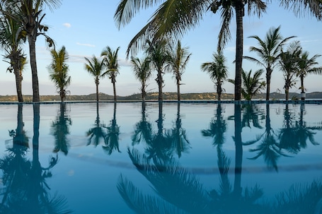 3 outdoor pools, sun loungers