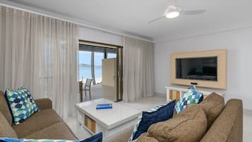 Appartement, 3 chambres | Coin séjour | Télévision à écran plat de 42 pouces avec chaßnes par satellite