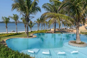 3 outdoor pools, sun loungers