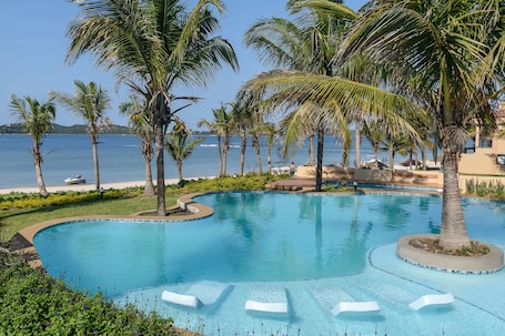 3 piscinas al aire libre, tumbonas. San Martinho Beach Club