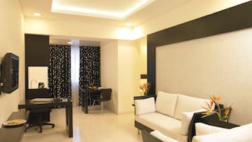 Royal Suite, 1 Queen Bed | Premium bedding, down duvets, Select Comfort beds, minibar