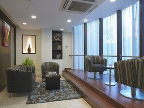Lobby-lounge