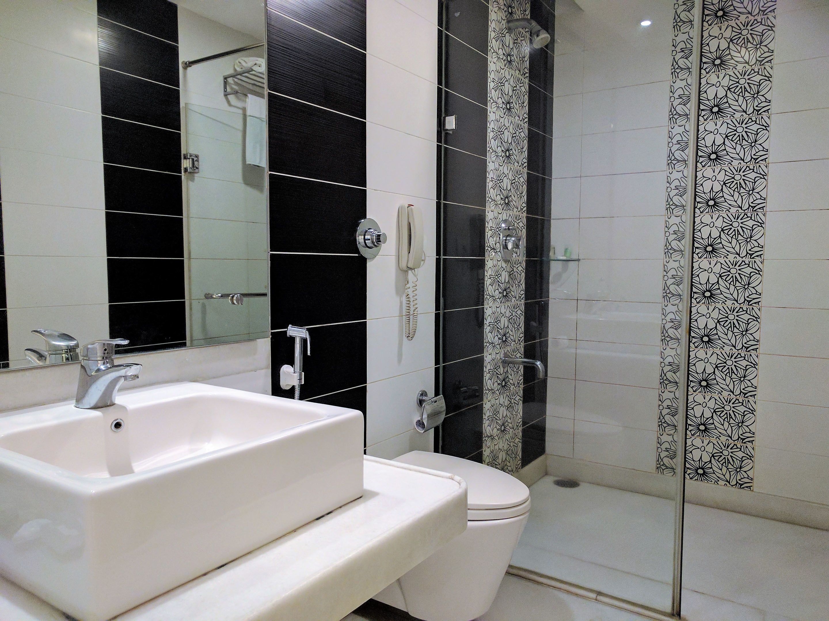 Suite Royal, 1 cama Queen size | Baño | Amenidades de baño gratuitas, secadora de cabello, pantuflas, toallas 