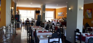 Café da manhã com buffet todos os dias (EUR 14 por pessoa) 