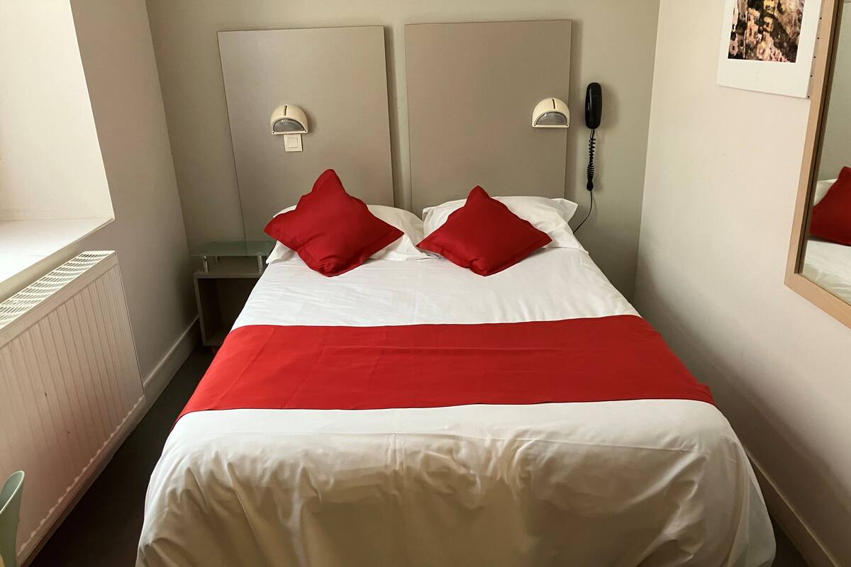Comfort Single Room | Premium bedding, desk, blackout curtains, free WiFi