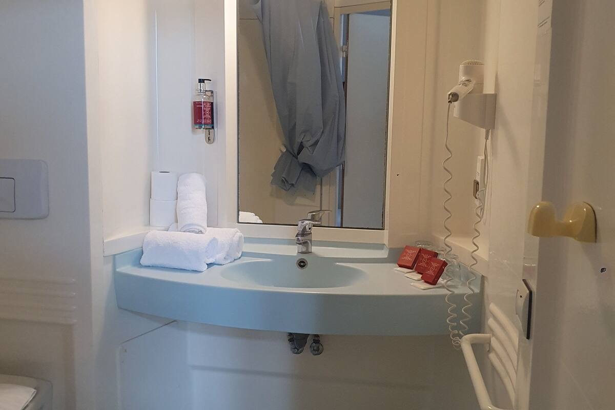 comfort triple room, courtyard view | bathroom | shower, free toiletries, hair dryer, towels