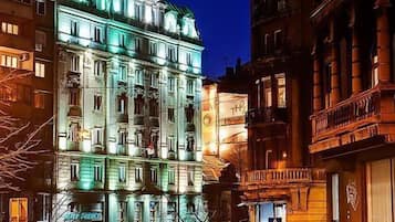 Vista frontal de la propiedad por la tarde o noche