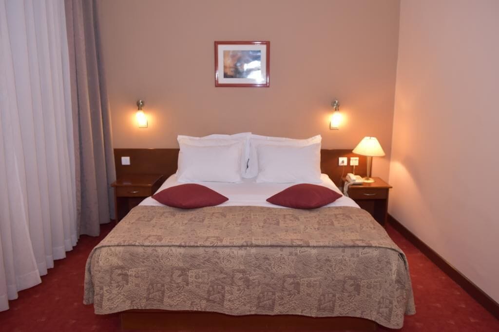 Roupas de cama premium, cortinas blackout, ferros/tábuas de passar roupa