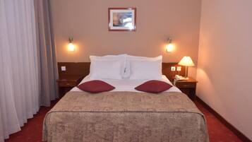 Ropa de cama de alta calidad, cortinas blackout y wifi gratis