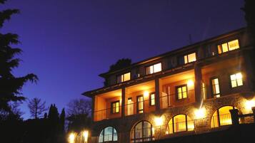 Fassade der Unterkunft – Abend/Nacht