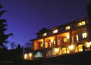 Façade de l’hébergement - soirée/nuit