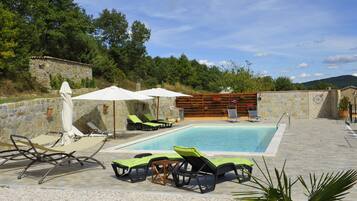 Piscina all'aperto, ombrelloni da piscina, lettini