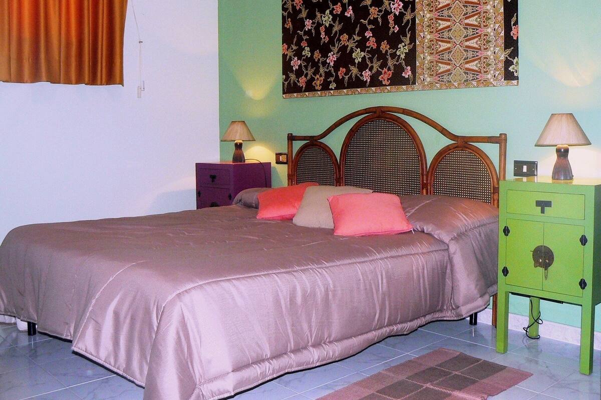 Habitación económica doble | Edredones de plumas, minibar, caja fuerte y escritorio
