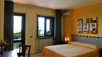 Camera panoramica con letto matrimoniale o 2 letti singoli, balcone, vista lago | Copriletto in piuma, minibar, una cassaforte in camera