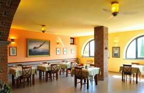 Café da manhã com buffet grátis todos os dias