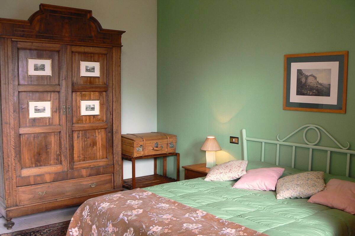 Habitación panorámica con 1 cama doble o 2 individuales, balcón, vistas al lago | Edredones de plumas, minibar, caja fuerte y escritorio