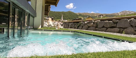 Een sauna, een stoombad, een Turks bad/hammam, lichaamsbehandelingen