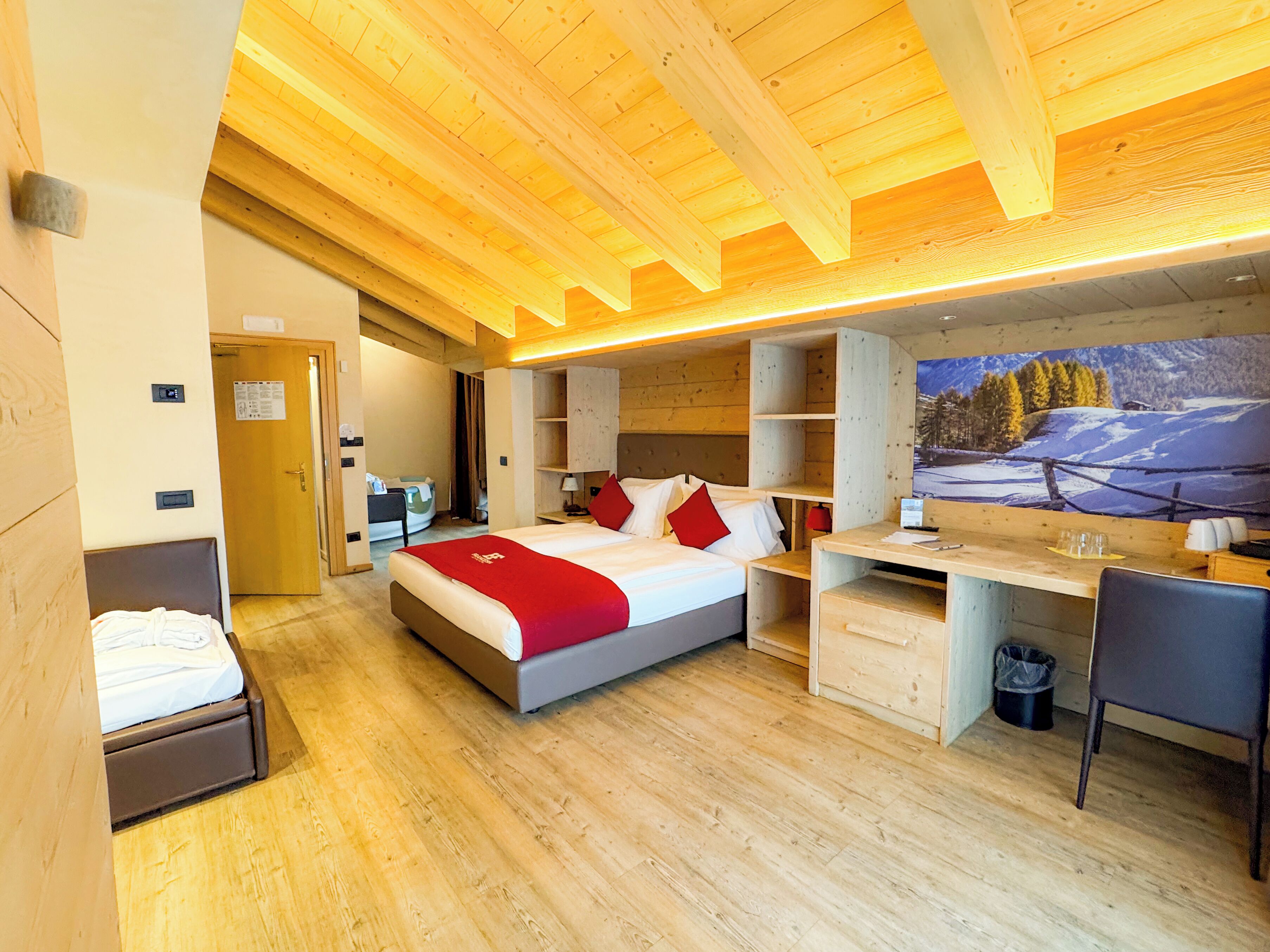 junior double room, 1 bedroom, jetted tub, mountain view | down duvets, in-room safe, desk, soundproofing