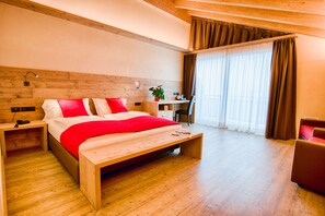 Suite – junior, massasjebadekar, fjellutsikt | Dundyner, safe på rommet, skrivebord og lydisolert