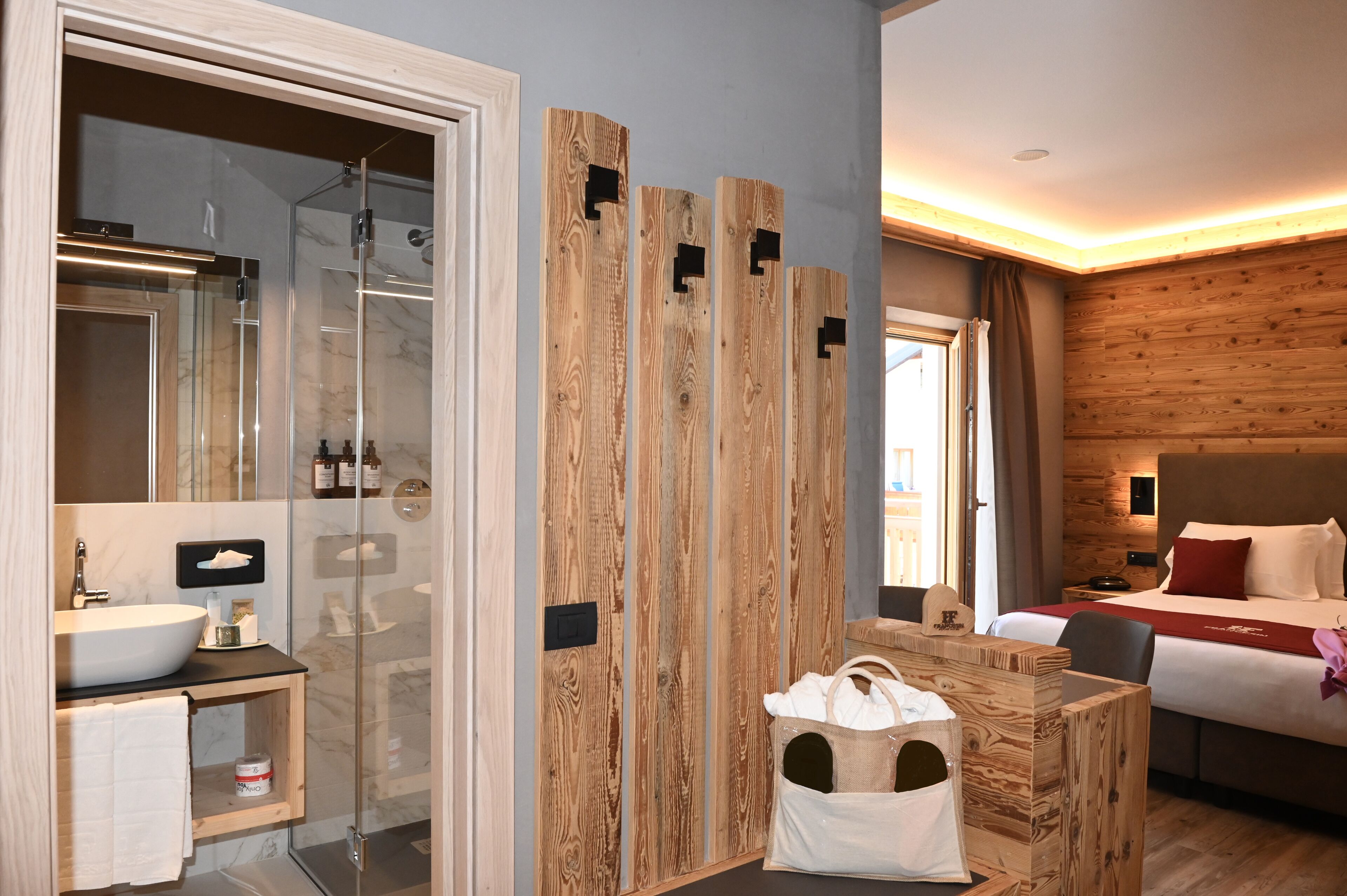 superior double room, 1 bedroom, non smoking, mountain view | down duvets, in-room safe, desk, soundproofing