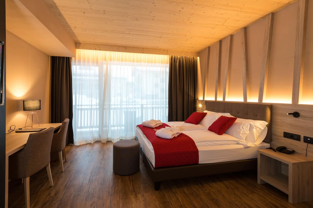 Down comforters, in-room safe, desk, soundproofing