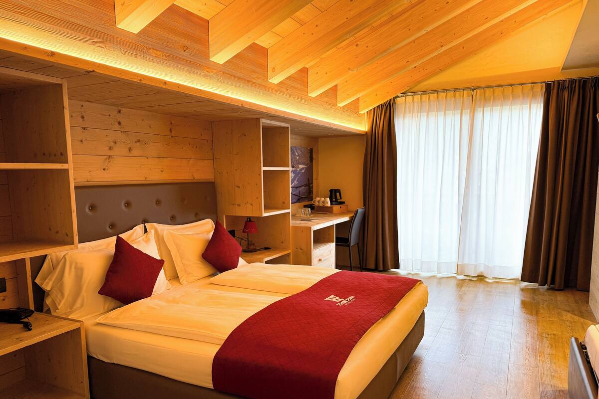 Junior-Doppelzimmer, 1 Schlafzimmer, Whirlpool, Bergblick | Daunenbettdecken, Zimmersafe, Schreibtisch, schallisolierte Zimmer