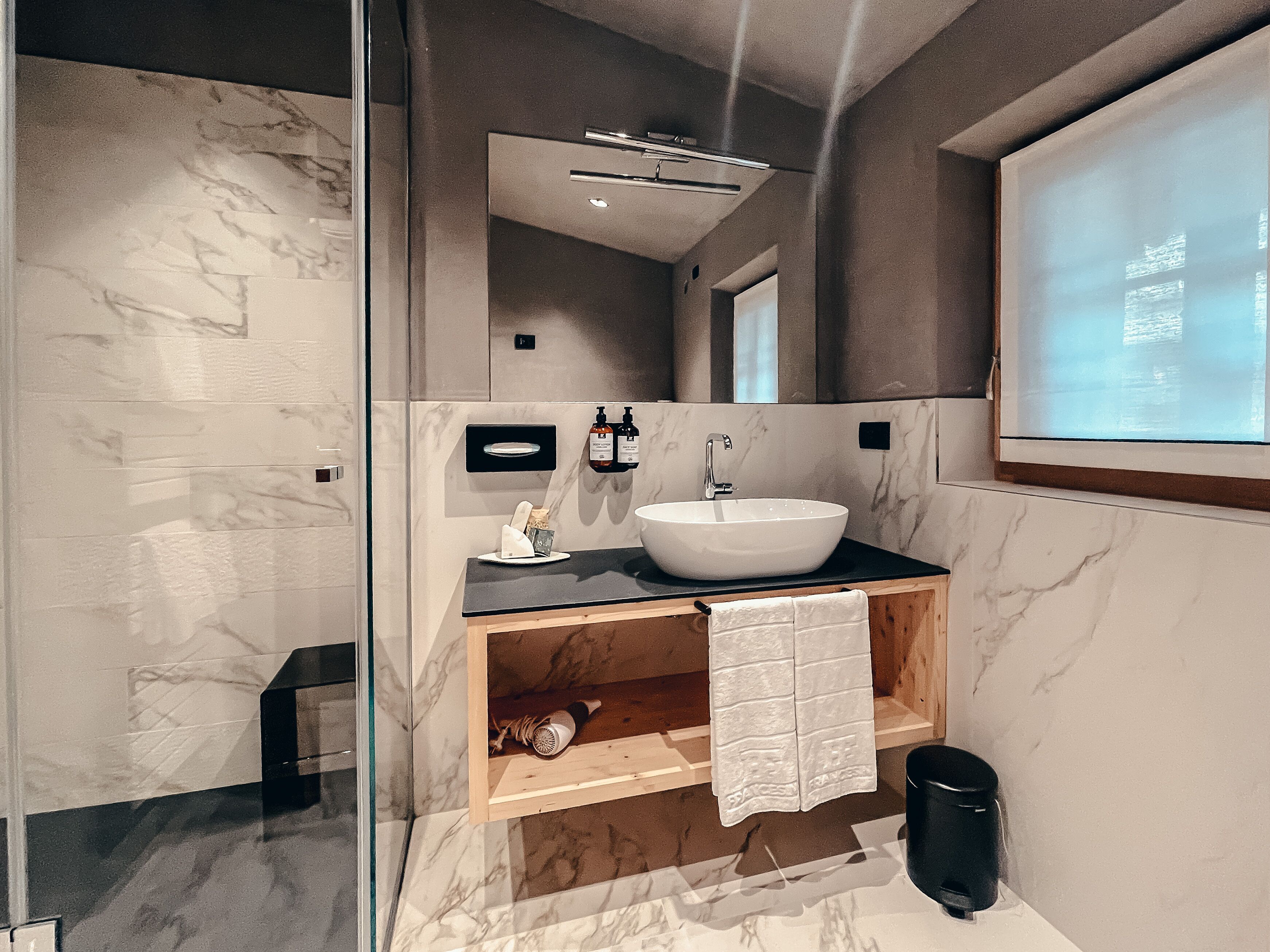 romantic double room | bathroom | free toiletries, hair dryer, bathrobes, bidet