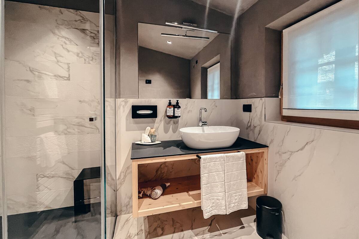 romantic double room | bathroom | free toiletries, hair dryer, bathrobes, bidet